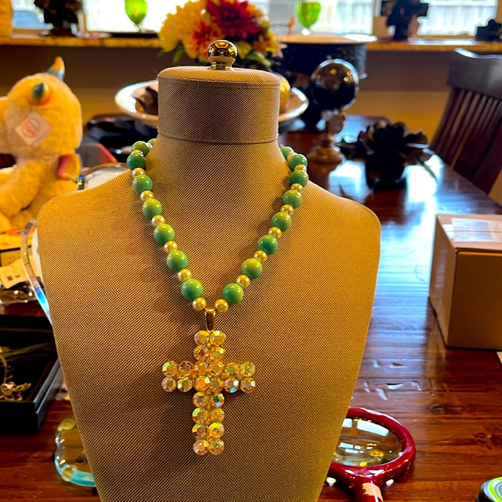 Beautifully designed 16 in pearl and turquoise necklace w stunning 3 in cross